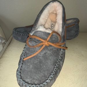 LADIES SIZE 5 UGG SLIPPERS NEW